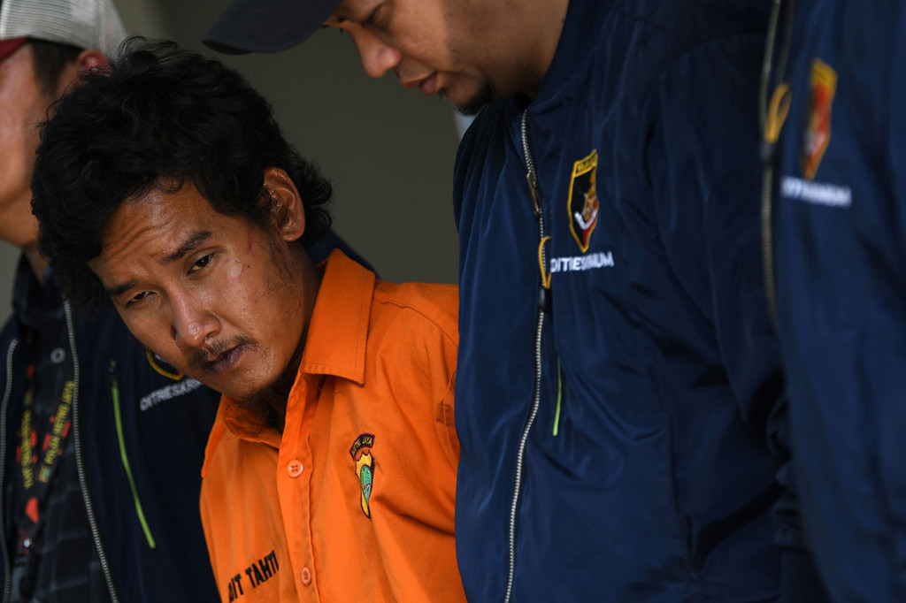 Petugas berhasil menangkap pelaku yang aksinya terekam CCTV di kawasan Jakarta Barat, Jumat, 15 November 2019 malam. Pelaku ditangkap tim gabungan Subdit Jatanras, Subdit Resmob Polda Metro Jaya dan Polres Jakbar. 