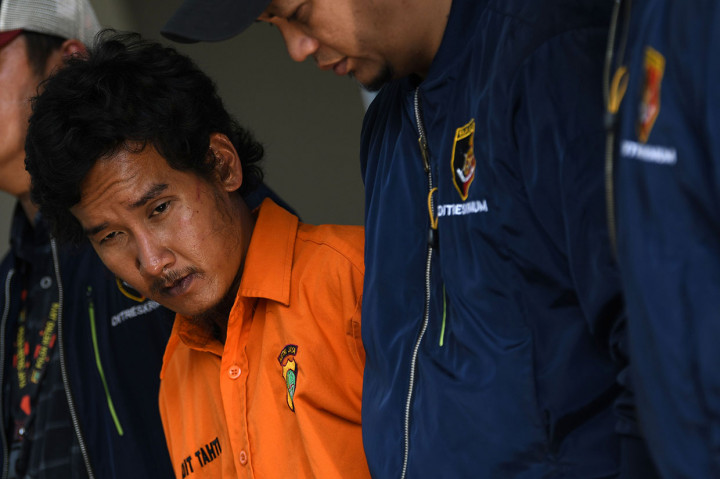 Petugas berhasil menangkap pelaku yang aksinya terekam CCTV di kawasan Jakarta Barat, Jumat, 15 November 2019 malam. Pelaku ditangkap tim gabungan Subdit Jatanras, Subdit Resmob Polda Metro Jaya dan Polres Jakbar. 