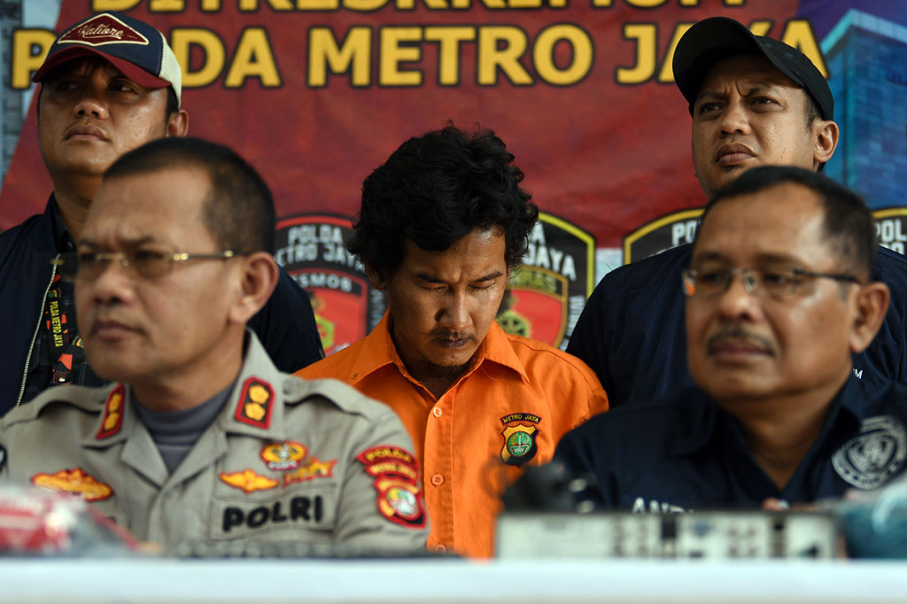 Saat ini pelaku ditahan di Polda Metro Jaya dan sedang menjalani pemeriksaan intensif oleh penyidik. Polisi mendalami motif tersangka melakukan aksinya tersebut.