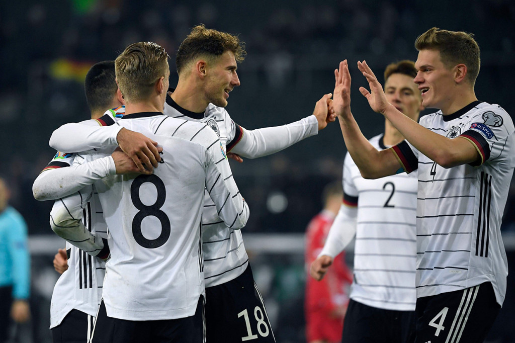 Toni Kroos kemudian membawa Jerman menjauh dengan gol yang dicetaknya dari assist Ginter di menit 55. 