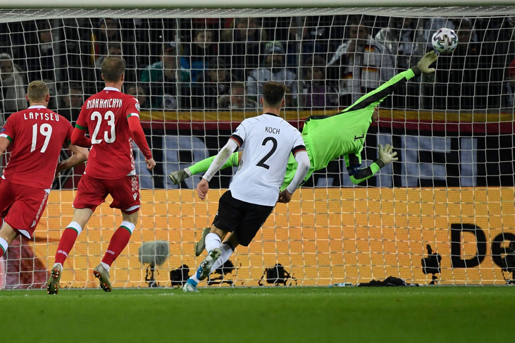 Penalti Belarusia oleh Igor Stasevich ditepis oleh Manuel Neuer di menit 74. 