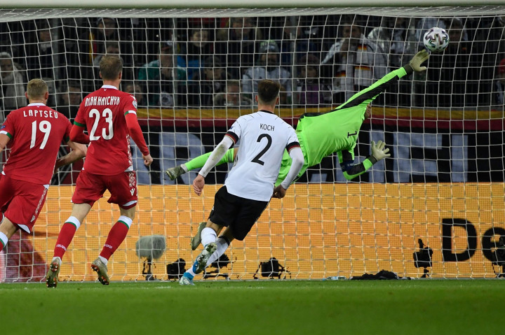 Penalti Belarusia oleh Igor Stasevich ditepis oleh Manuel Neuer di menit 74. 