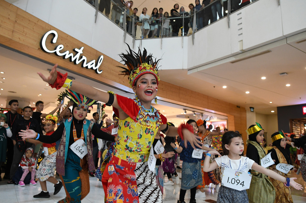 Penari berkostum tradisional Indonesia menari dalam perhelatan 