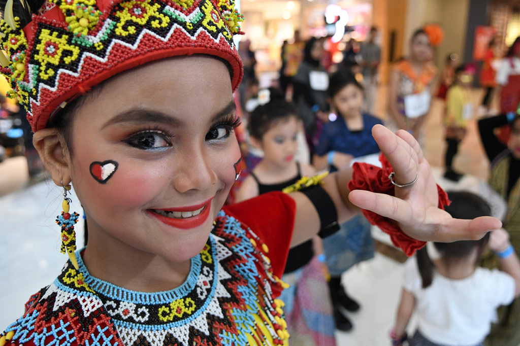 Sebanyak 7.000 orang mengikuti perhelatan Indonesia Menari yang berlangsung di tujuh kota diantaranya Jakarta, Medan, Makassar, dan Palembang. 
