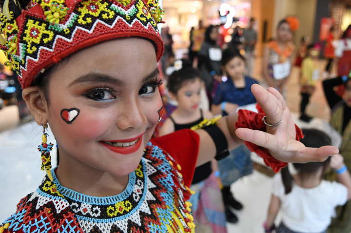 Sebanyak 7.000 orang mengikuti perhelatan Indonesia Menari yang berlangsung di tujuh kota diantaranya Jakarta, Medan, Makassar, dan Palembang. 
