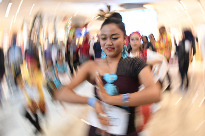 Penari berkostum tradisional Indonesia menari dalam perhelatan 