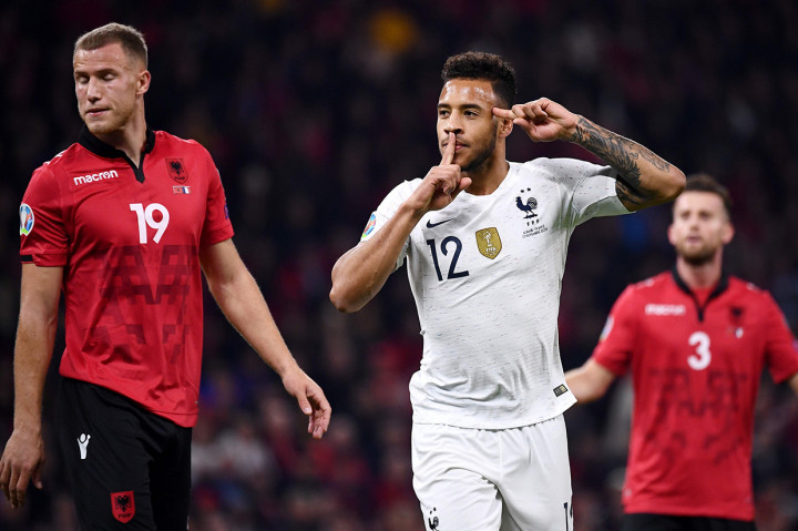 Prancis langsung unggul cepat. Corentin Tolisso yang mencatatkan namanya di papan skor saat laga baru berjalan 8 menit.