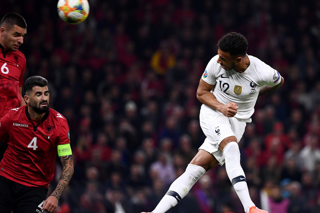 Corentin Tolisso meneruskan tendangan bebas Antoine Griezmann menjadi gol dengan sundulan. Skor 1-0 untuk Prancis.