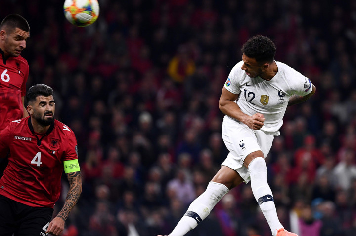 Corentin Tolisso meneruskan tendangan bebas Antoine Griezmann menjadi gol dengan sundulan. Skor 1-0 untuk Prancis.