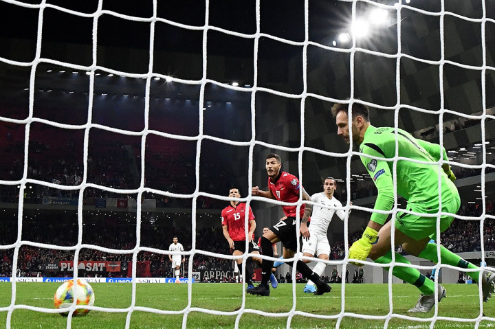 Pada menit ke-31, gol kedua pun lahir lewat kaki Griezmann. Penyerang Barcelona itu dengan tepat menendang bola yang dikirimkan Leo Dubois.