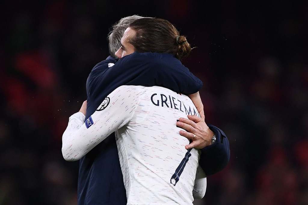 Pelatih Timnas Prancis Didier Deschamps memeluk Antoine Griezmann saat laga terakhir Grup H Kualifikasi Piala Eropa 2020 melawan Albania di Arena Kombetare.