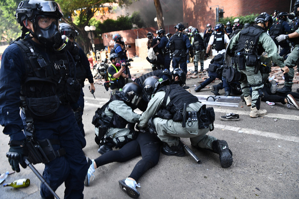 Polisi menangkap demonstran di Polytechnic University, Hong Kong. AFP Photo/Anthony Wallace