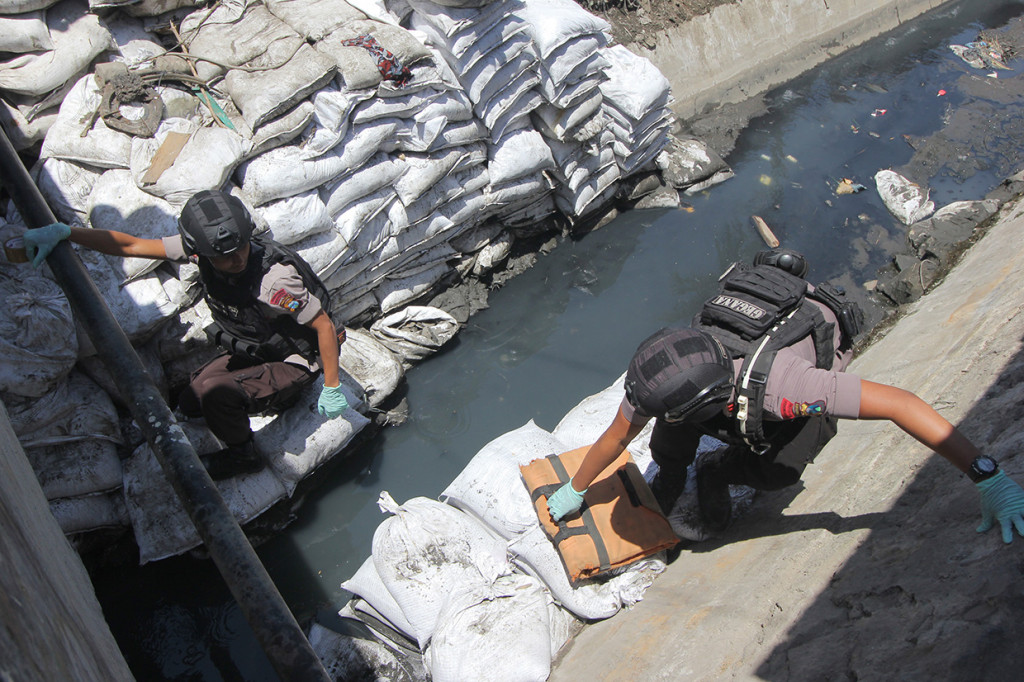 Granat yang ditemukan oleh petugas Dinas Pekerjaan Umum Bina Marga dan Pematusan Kota Surabaya saat melakukan pengerukan sungai itu selanjutnya diamankan Tim Gegana Satbrimob Polda Jatim. 