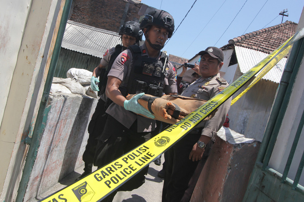 Personel Detasemen Gegana Satbrimob Polda Jawa Timur mengevakuasi granat dari sungai di kawasan Simokerto gang 3, Surabaya, Jawa Timur.
