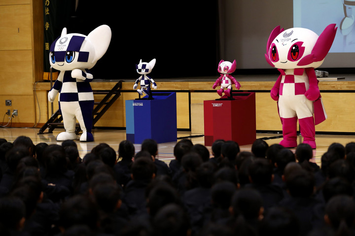 Maskot Olimpiade dan Paralimpiade Tokyo 2020 Someity dan Miraitowa menghibur anak-anak sekolah dasar Hoyonomori di Tokyo.