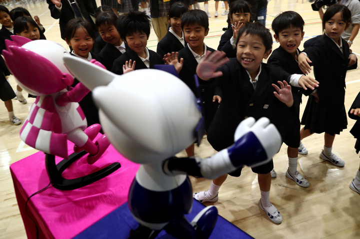 Anak-anak terlihat antusias saat bertemu robot maskot yang diperkenalkan sejak Juli lalu ini.