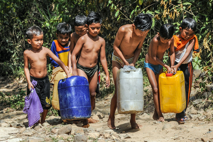 Menurut data Badan Penanggulangan Bencana Daerah (BPBD) Kabupaten Lebak saat ini ratusan warga di 42 desa yang tersebar di 22 kecamatan di Lebak mengalami krisis air bersih. 