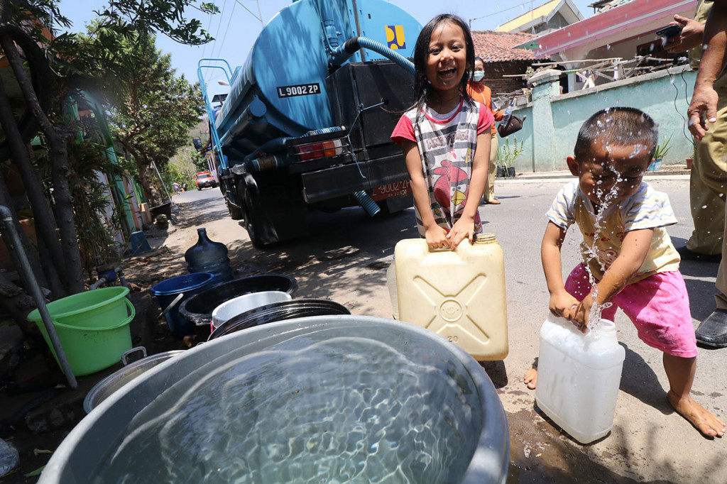 Sementara itu warga lereng Pegunungan Klotok, Kelurahan Pojok, Kediri setiap hari mengandalkan distribusi air bersih dari BPBD setempat untuk keperluan sehari-hari. Sumur dan mata air di wilayah tersebut mengering akibat kemarau panjang.