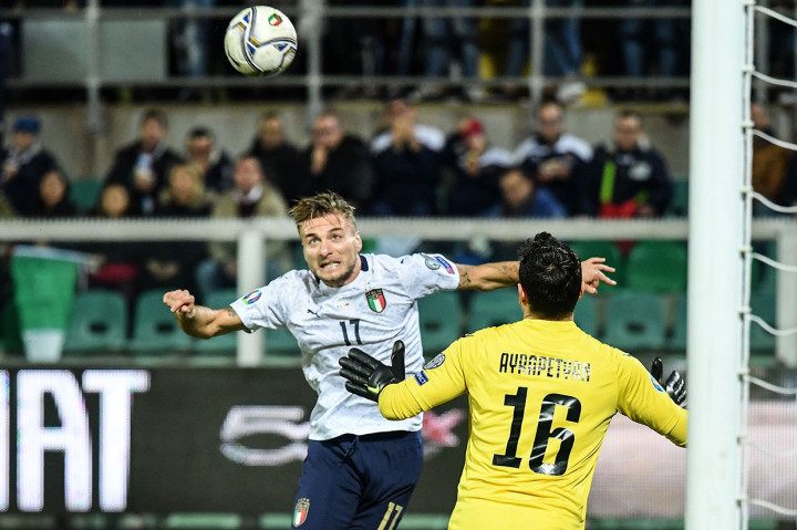 Bermain di hadapan pendukungnya sendiri di Stadion Renzo-Barbera, Palermo, Timnas Italia unggul cepat saat laga baru berjalan delapan menit lewat sundulan Ciro Immobile. 