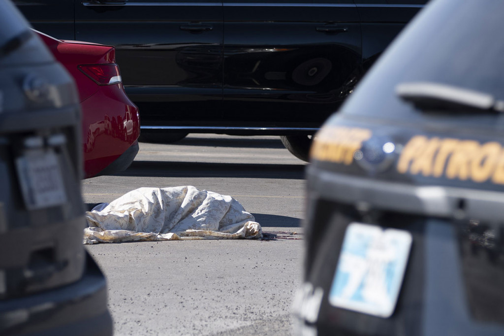 Jenazah pelaku penembakan tergeletak di tempat parkir supermarket Walmart, di Oklahoma, AS, Senin, 18 November 2019 waktu setempat.