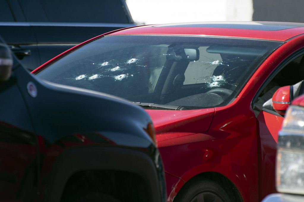 Beberapa lubang peluru terlihat di kaca sebuah mobil di tempat karkir supermarket Walmart,  di Oklahoma pascaterjadinya penembakan yang menewaskan tiga orang.