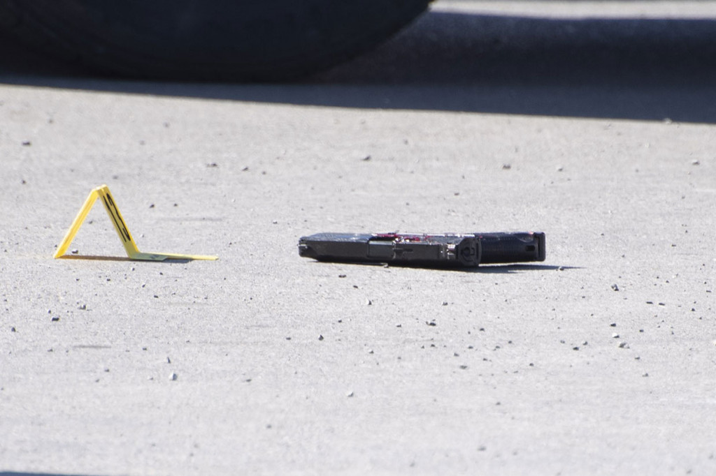 Danny Ford, kepala polisi di kota Duncan, mengatakan penembakan itu merupakan perselisihan rumah tangga. 