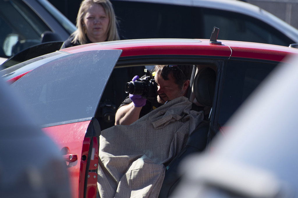 Saksi mata mengatakan kepada saluran berita lokal bahwa pelaku mendekati korbannya ketika mereka berada di dalam kendaraan, kemudian menembaki mereka. 