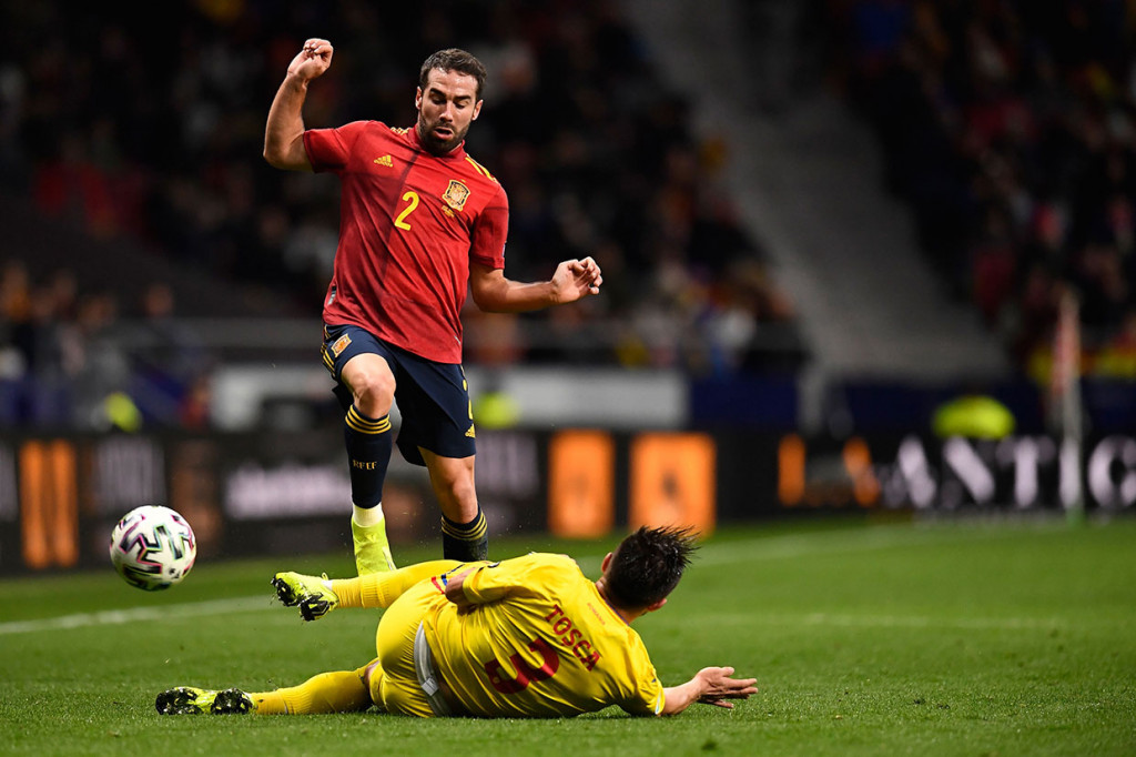 Sejak wasit meniup peluit tanda pertandinga dimulai, Timnas Spanyol langsung berinisiatif melakukan serangan dan mengurung pertahanan Rumania.