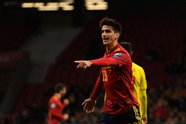 Gerard Moreno menggandakan keunggulan timnya pada menit ke-33. Sundulan Moreno menyambut tendangan bebas Cazorla gagal dihadang Tatarusanu.