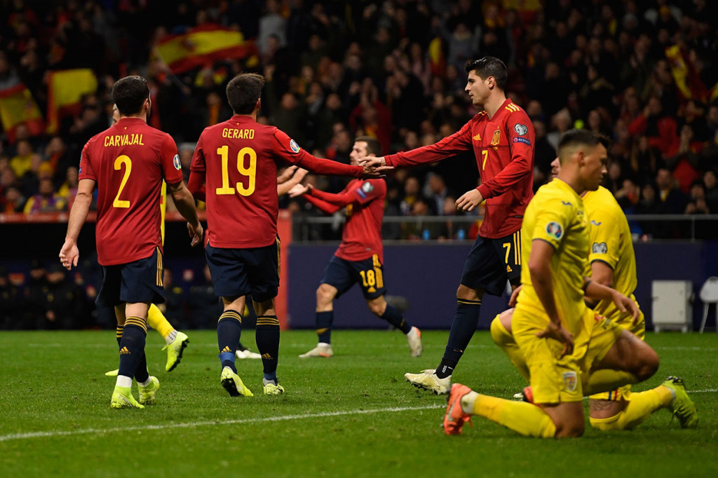 Dan pada injury time babak pertama Adrian Rus mencetak gol bunuh diri dengan membelokkan sepakan Moreno dan masuk ke gawang sendiri. Skor 4-0 menutup babak pertama.