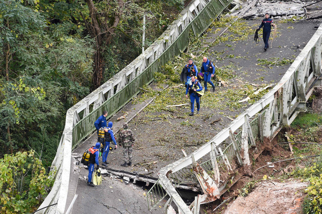 Dua kendaraan tercebur ke Sungai Tarn yang mengalir deras, setelah jembatan antara Kota Mirepoix-sur-Tarn dan Bessieres, 30 kilometer (18 mil) utara Toulouse, runtuh.
