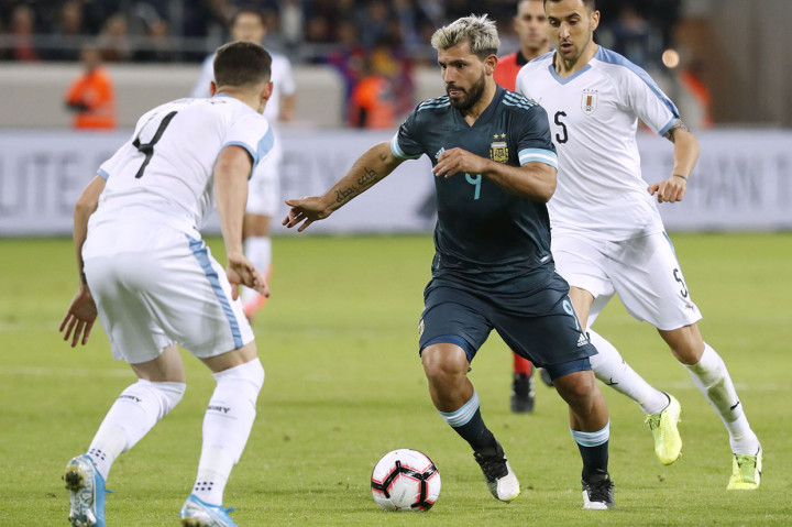 Laga kedua kesebelasan berjalan menarik dari awal pertandingan. Para pemain timnas Argentina dan Uruguay saling berbalas serangan.