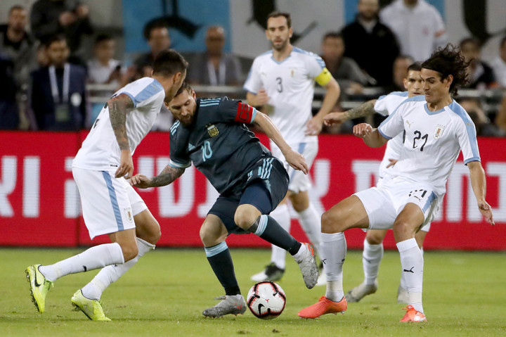 Bintang Argentina Lionel Messi selalu ditempel beberapa pemain Uruguay saat mendapatkan bola.