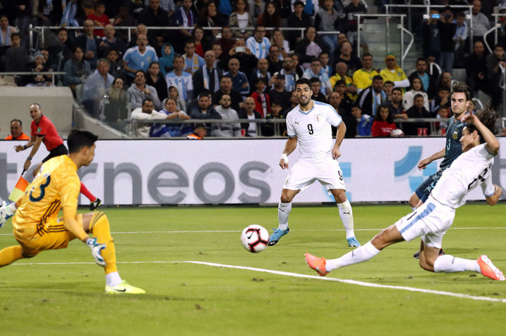 Uruguay berhasil memecah kebuntuan saat laga memasuki menit ke-31 lewat sontekan Edinson Cavani, menuntaskan umpan matang Luis Suarez.