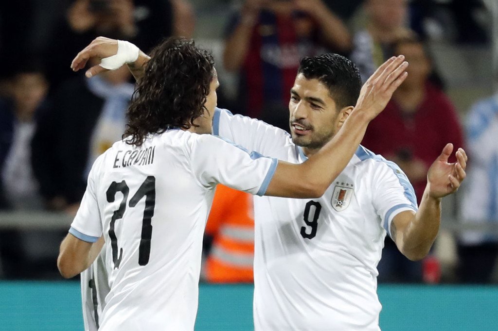Cavani melakukan selebrasi bersama Suarez. Skor 1-0 bertahan hingga jeda.