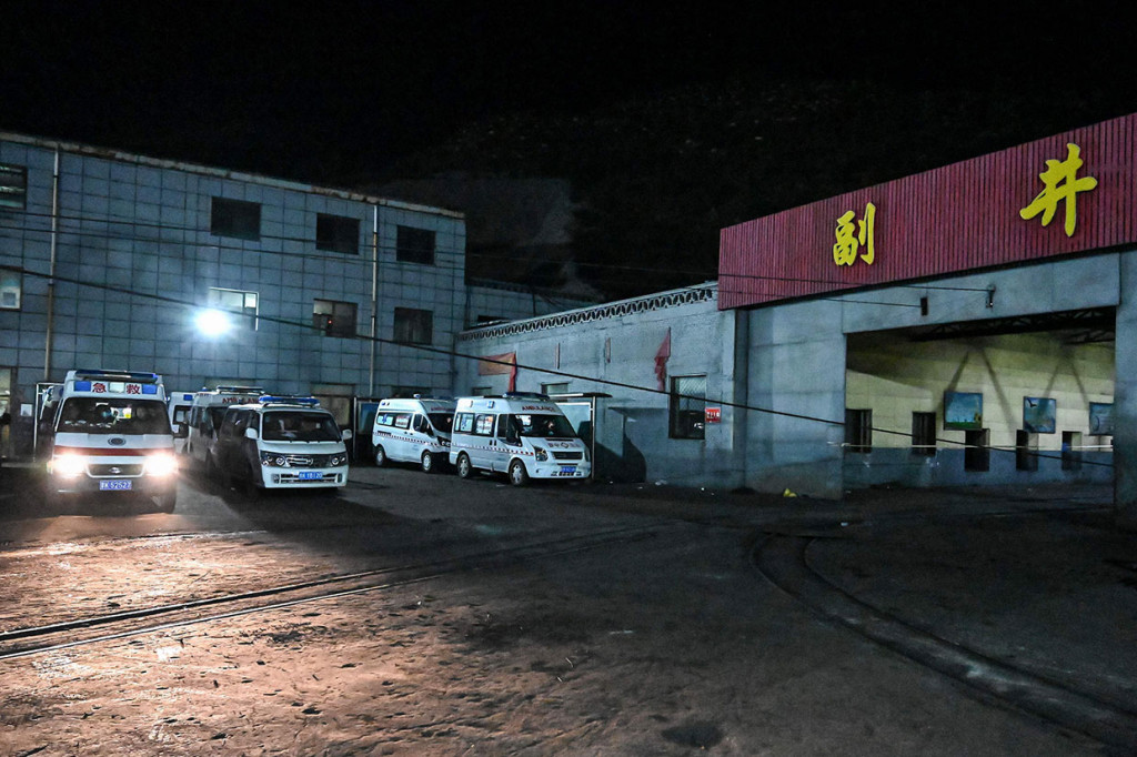 Xinhua melaporkan bahwa 35 penambang bekerja di bawah tanah ketika ledakan terjadi, tetapi 11 penambang berhasil menyelamatkan diri. Para penambang yang terluka berada dalam kondisi stabil, sementara pihak berwenang sedang menyelidiki penyebab ledakan itu.