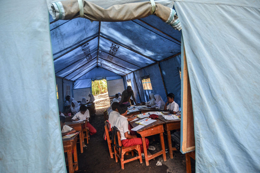 Sebanyak 35 siswa SDN 2 Kadupandak di Desa Kadupandak, Kecamatan Tambaksari, Kabupaten Ciamis, Jawa Barat terpaksa mengikuti kegiatan belajar mengajar menggunakan tenda darurat akibat sekolahnya terancam roboh karena pergerakan tanah.