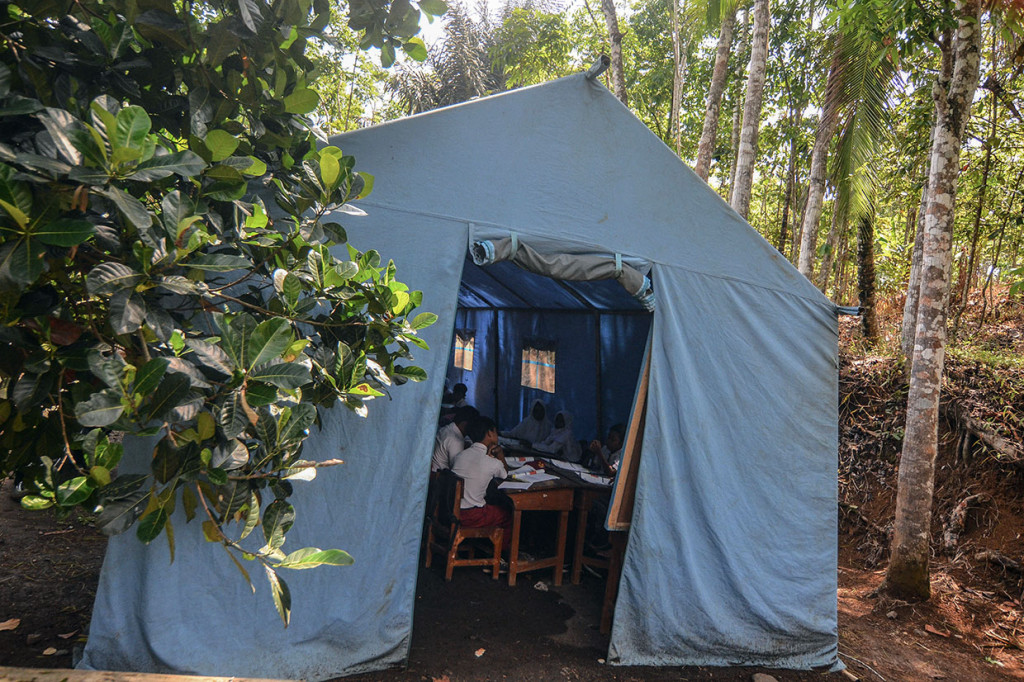 Akibat pergerakan tanah, kondisi bangunan SDN 2 Kadupandak banyak yang retak. Karena kondisi yang membahayakan tersebut, siswa terpaksa belajar di tenda darurat meskipun dalam kondisi panas dan berdebu.
