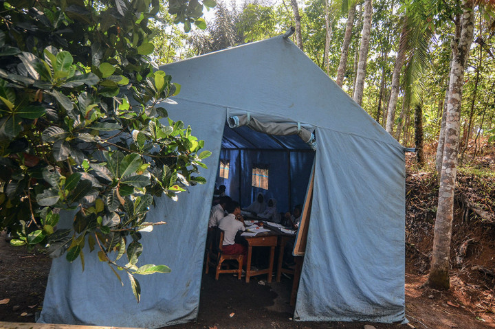 Akibat pergerakan tanah, kondisi bangunan SDN 2 Kadupandak banyak yang retak. Karena kondisi yang membahayakan tersebut, siswa terpaksa belajar di tenda darurat meskipun dalam kondisi panas dan berdebu.