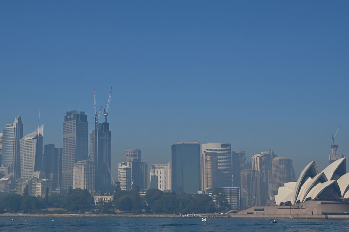 Kebakaran hutan dalam beberapa pekan terakhir melanda wilayah timur Australia. Kota-kota besar, salah satunya Sydney, juga diselimuti kabut asap.