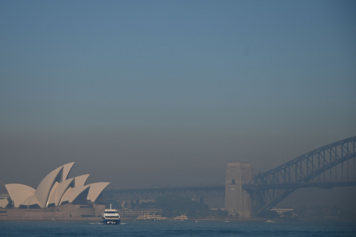 Kebakaran hutan telah menghancurkan sekitar 1 juta hektar lahan pertanian dan semak selama beberapa pekan terakhir. Bencana itu dipicu oleh kondisi kering setelah tiga tahun kekeringan yang menurut para ahli diperburuk oleh perubahan iklim.