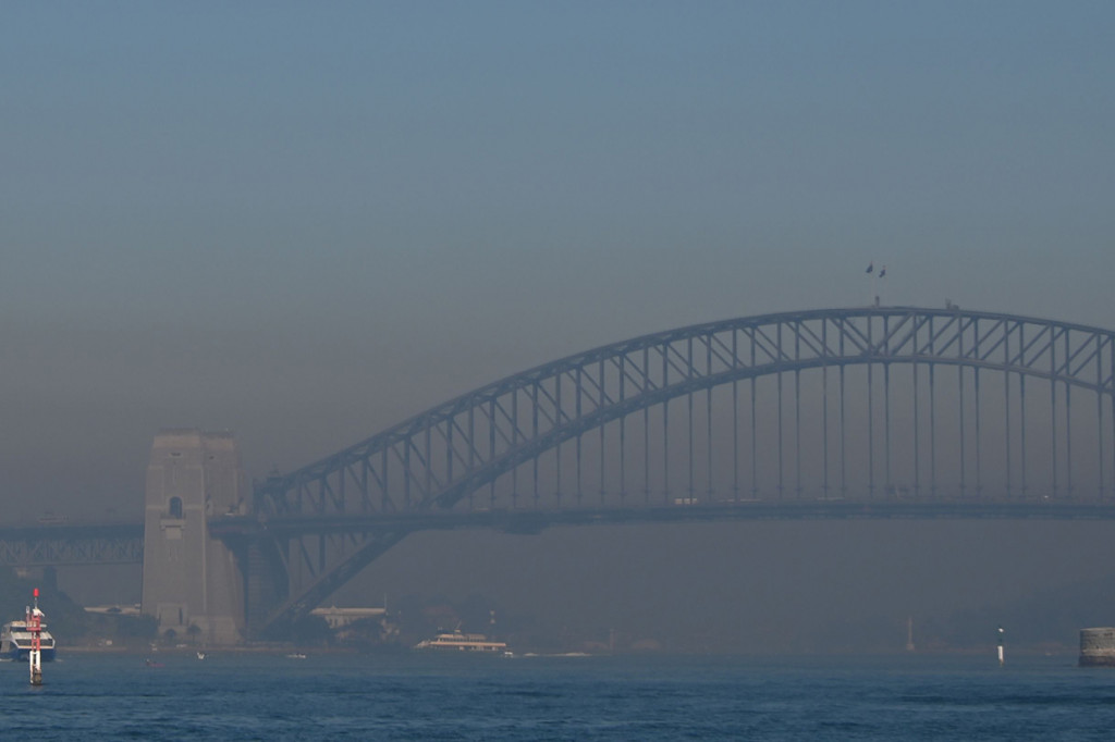 Sekitar lima juta orang tinggal di Sydney, ibu kota negara bagian New South Wales, yang telah terkena dampak kebakaran selama beberapa pekan. Enam orang tewas dalam kebakaran hutan di utara negara bagian itu sejak Oktober.