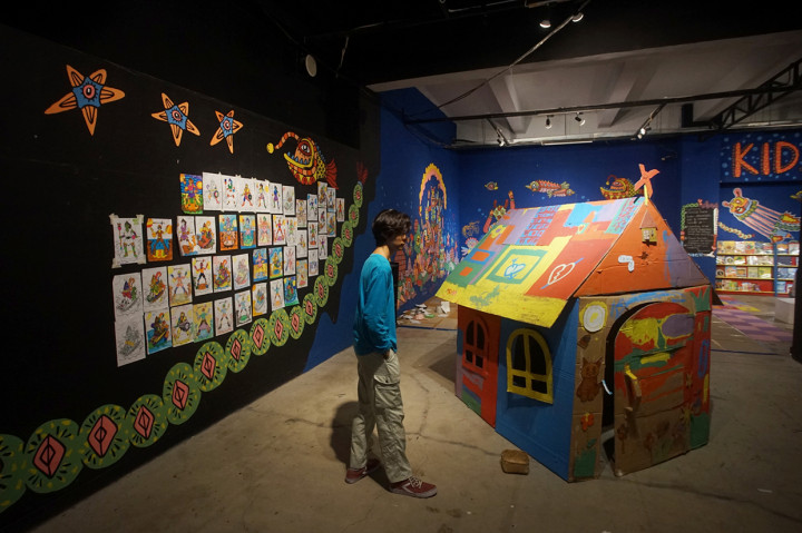 Pengunjung mengamati karya yang dipamerkan saat acara Pekan Seni Art For Children (ARC) di Taman Budaya Yogyakarta (TBY), Yogyakarta.