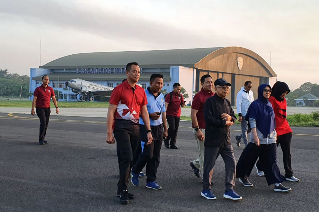 Tiba di Pangkalan TNI AU Halim Perdanakusuma Jakarta, Selasa, 19 November 2019, Wapres Ma'ruf Amin disambut oleh Kadisops Lanud Halimperdanakusuma Kolonel (Pnb) IGP Setya Darma dan Komandan Skadron udara 45 Letnan Kolonel (Pnb) Yosef Frits.