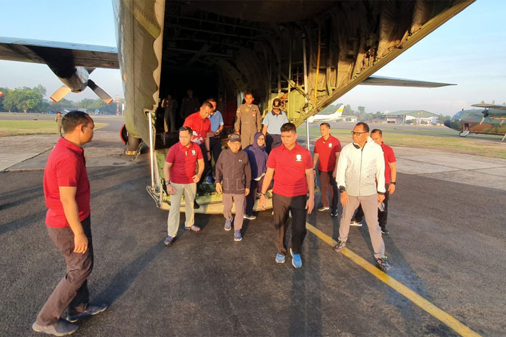 Wapres kemudian menyempatkan diri melihat pesawat Hercules C-130 yang akan melakukan latihan terbang. 