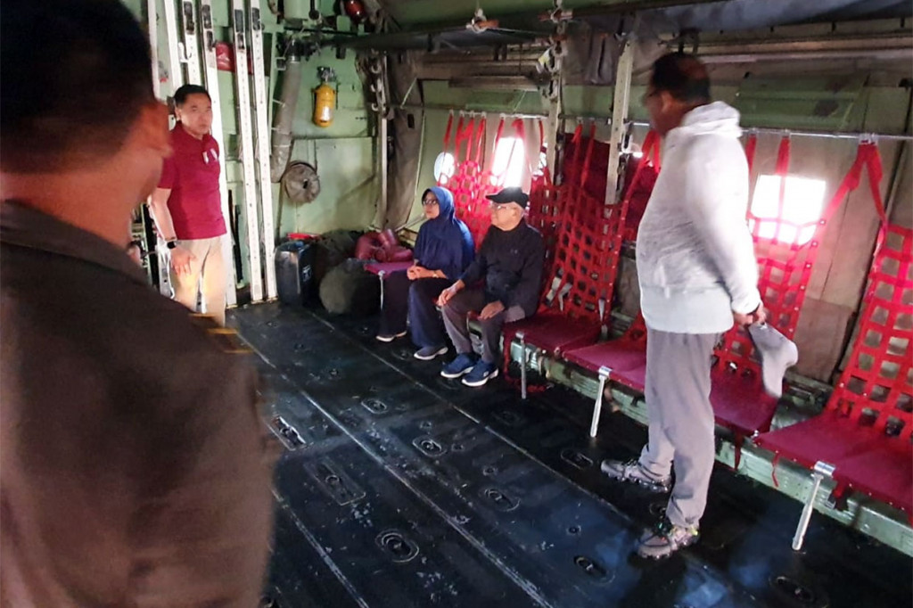 Ma'ruf Amin didampingi istri Wury Estu Handayani sempat berbincang-bincang dengan kru di dalam pesawat Hercules. Wapres menyatakan bahwa Alutsista dan sarana prasarana pendukung yang dimiliki oleh TNI harus berkualitas baik sesuai standar operasional.