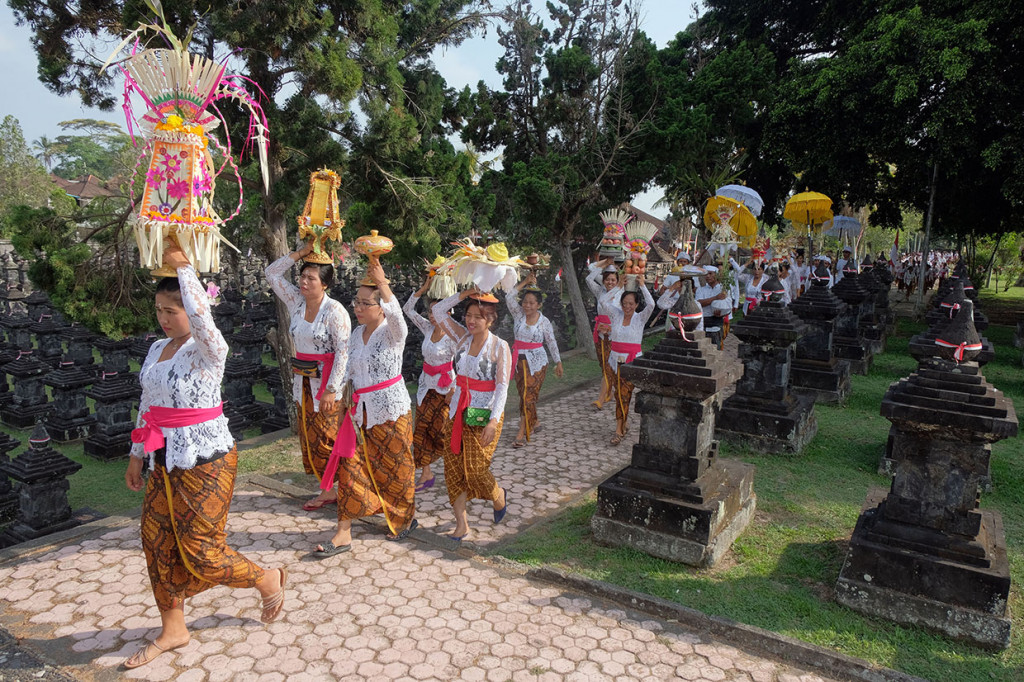 Warga Hindu membawa sesajen dan benda-benda sakral berkeliling saat melakukan upacara adat rangkaian peringatan ke-73 Hari Puputan Margarana di Taman Makam Pahlawan Margarana, Tabanan, Bali.