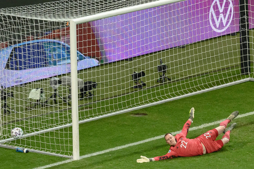 Tuan rumah dikejutkan oleh gol cepat Irlandia Utara yang dicetak oleh Michael Smith. Sundulan Toni Kroos mengarah ke Smith yang kemudian ditembak langsung dari luar kotak penalti untuk menaklukkan Marc-Andre Ter Stegen.