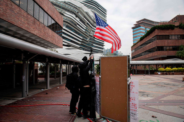 Para pengunjuk rasa mengibarkan bendera AS di dalam Hong Kong Polytechnic University di distrik Hung Hom, Hong Kong pada Rabu, 20 November 2019. 