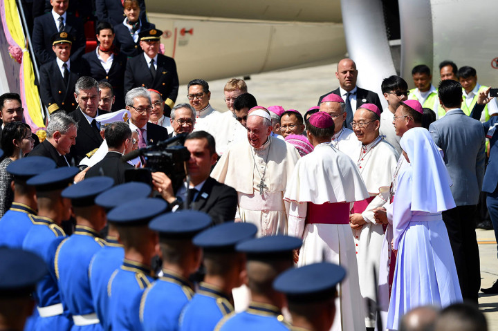 Paus Francis tiba di Bandara Internasional Don Muang, Bangkok, Rabu, 20 November 2019. Ini merupakan kunjungan pertama Paus ke Thailand dalam hampir empat dasawarsa. Kunjungan terakhir dari seorang paus ke Thailand terjadi pada 1984 oleh Paus Yohanes Paulus II.
